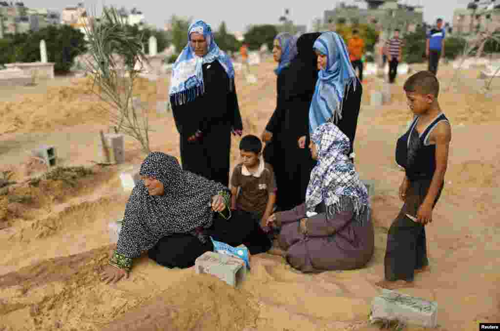 غزہ میں لڑائی کے دوران ہلاک ہونے والوں کے رشتہ دار بڑی تعداد میں قبرستان فاتحہ خوانی کے لیے آئے۔