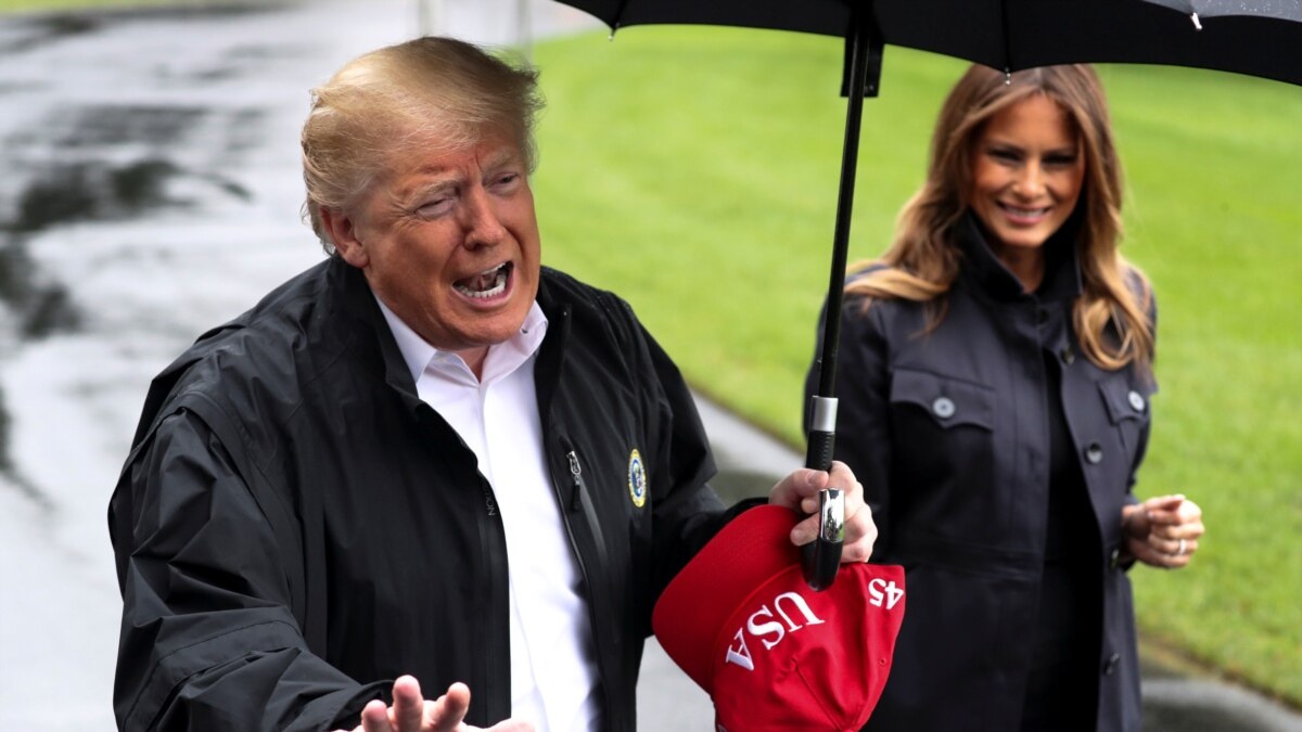 Трамп и Меланија во Флорида по ураганот Мајкл