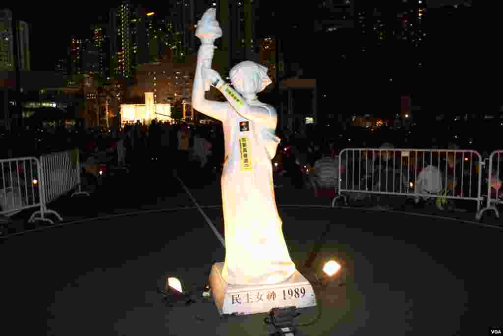 十万港人在维园举行纪念六四26周年烛光晚会（美国之音海彦拍摄）