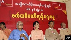 NLD ပါတီ ႐ုံးခ်ဳပ္တြင္ က်င္းပသည့္ ၆၆ ႏွစ္ေျမာက္ ဖက္ဆစ္ေတာ္လွန္ေရးေန႔ အခမ္းအနား တက္ေရာက္သည့္ ေဒၚေအာင္ဆန္းစုၾကည္ႏွင့္ ပါတီေခါင္းေဆာင္မ်ား။ မတ္ ၂၇၊ ၂၀၁၁။