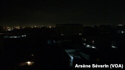 Coupure d'électricité au quartier Moungali à Brazzaville, dans la soirée du 15 avril 2020. (VOA/Arsène Séverin)
