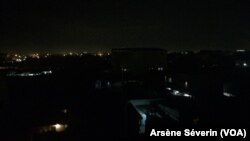 Coupure d'électricité au quartier Moungali à Brazzaville, dans la soirée du 15 avril 2020. (VOA/Arsène Séverin)