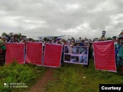 ကရင်အမျိုးသမီးသတ်ခံရမှုနဲ့ ပတ်သက်ပြီး ဒေသခံတွေ ဆန္ဒပြနေတဲ့ မြင်ကွင်း။ (ဓာတ်ပုံ - Salween Peace - ဇူလိုင် ၂၈၊ ၂၀၂၀)