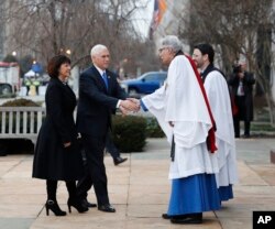 Wakil Presiden terpilih Mike Pence dan istrinya Karen disambut oleh. Pendeta Luis Leon saat mereka tiba untuk kebaktian gereja di Gereja Episkopal St. John di seberang Gedung Putih di Washington, 20 Januari 2017, pada hari pelantikan Donald Trump. (Foto: AP)