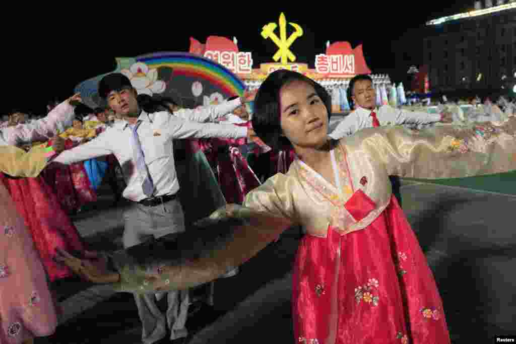 8일 평양에서 김정일 노동당 총비서 추대 20주년 중앙경축대회에 이어 시민과 학생들이 참가한 야회가 열렸다.