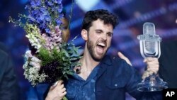 ທ້າວ ດັງ​ແຄັນ ລໍ​ເຣັ​ນ​ສ໌ ຈາກ​ປະ​ເທດ ໂຮນ​ລັງ ສະຫຼອງ​ໄຊ​ຊະ​ນະ ການ​ແຂ່ງ​ຂັນ​ຮ້ອງ​ເພງ​ Eurovision 2019, ນະ​ຄອນຫຼວງ ແທ​ລ ອາ​ວີ​ຟ, ປະ​ເທດ ອິ​ສ​ຣາ​ແອ​ລ. 18 ພຶດ​ສະ​ພາ, 2019.