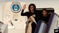 Ibu Negara Amerika Michelle Obama tiba di Bandara Internasional di Beijing, Kamis, 20 Maret 2014.