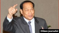 ທ່ານ ຫຽມ ພົມມະຈັນ ສະມາຊິກ ສະພາແຫງຊາດ ກ່າວຖະແຫລງ ກ່ຽວກັບ ການນຳໃຊ້ສື່ສັງຄົມອິນເຕີແນັດ ໄປໃນທາງຂອງການວິພາກ ວິຈານ ທາງການເມືອງ ໃນລາວ.