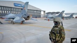 Фото: військовий Румунії охороняє літаки НАТО F16