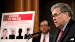 Minis Jistis William Barr, agoch, ki te gen avèk li Vis Minis John Demer epi Komisè Gouvènman Distri Nò Eta Jòji, Byung "BJay" Pak, adwat, pandan yon konferans pou laprès li bay sou "pirataj elektwonik chinwa" lendi 10 fevriye 2020 an nan Depatman Jistis la nan Washington, D.C.