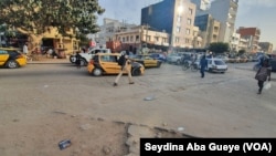 Des voitures se croisent de manière anarchique à cause du non-respect du code de la route, 20 janvier 2020. (VOA/Seydina Aba Gueye)