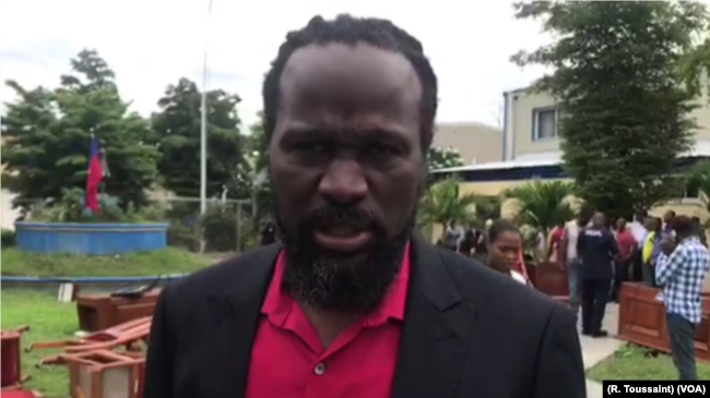 Senator Antonio Cheramy talks to VOA Creole about the furniture protest on the lawn of the Haitian parliament, May 30, 2019.