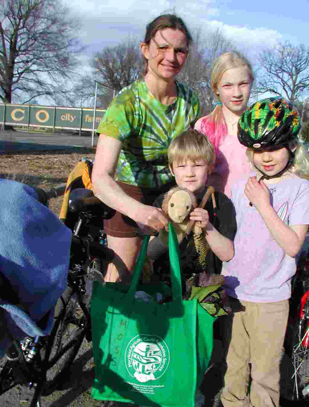 La familia Moss viene en bicicleta cada semana para recoger su parte de la cosecha.