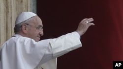 Paus Fransiskus menyampaikan berkat Urbi et Orbi (untuk kota Vatikan dan dunia) di akhir miss Paskah hari Minggu di Lapangan Santo Petrus di Vatikan, 5 April 2015.