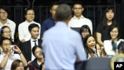 ນັກຮ້ອງ rap ຫວຽດນາມ Suboi raps ຮ້ອງເພງໃນຂະນະທີ່ ປະທານາທິບໍດີ Barack Obama ກຳລັງຟັງ ຢູ່ທີ່ກອງປະຊຸມ ຕອບຄຳຖາມບັນດາຜູ້ນຳຊາວໜຸ່ມ. Young Southeast Asian Leaders Initiative ທີ່ນະຄອນ Ho Chi Minh ຫວຽດນາມ. 