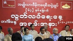 Aung San Suu Kyi dan para pendukung partai NLD.