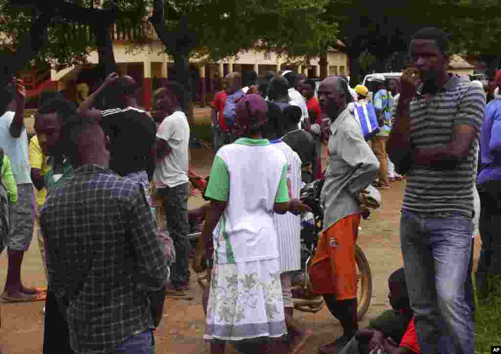 Des badauds, quelques survivants et proches de victimes se rassemblent au lieu où un train s’est renversé la veille à Eseka, au Cameroun, 22 octobre 2016. 