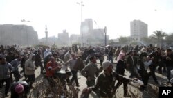 Supporters of President Hosni Mubarak fight with anti-Mubarak protesters in Cairo