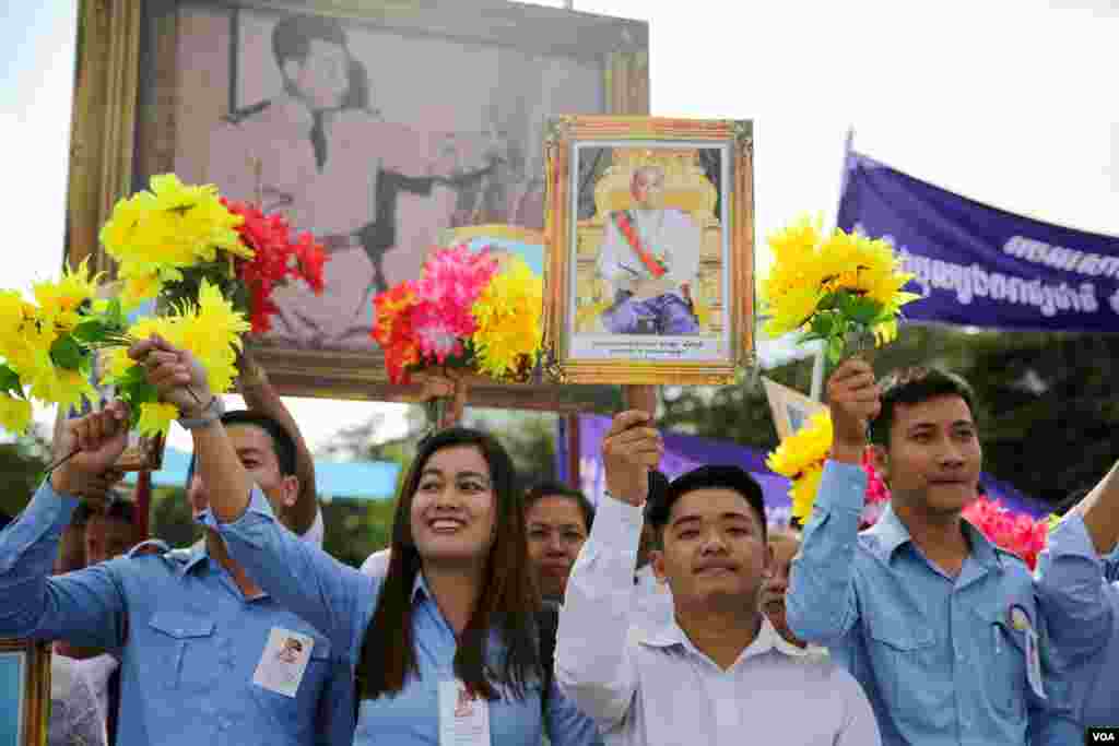 ប្រជាពលរដ្ឋកម្ពុជាកាន់ប៉ោងប៉ោងក្នុងឱកាសប្រារព្ធខួបលើកទី៦៣ឆ្នាំនៃទិវាបុណ្យឯករាជ្យជាតិ នៅថ្ងៃពុធ ទី០៩ ខែវិច្ឆិកា ឆ្នាំ២០១៦ នារាជធានីភ្នំពេញ។