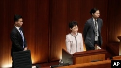 Ketua Eksekutif Hong Kong Carrie Lam terganggu oleh anggota parlemen pro-demokrasi dalam pidatonya di kamar Dewan Legislatif di Hong Kong, Rabu, 16 Oktober 2019. (Foto: AP/Mark Schiefelbein)