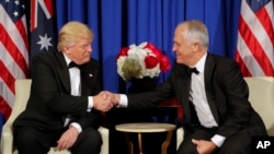 Presiden AS Donald Trump dan PM Australia Malcolm Turnbull berjabat tangan saat bertemu di USS Intrepid,
kapal induk yang telah dipensiunkan dan ditambatkan di dermaga Sungai Hudson, New York, 4 Mei 2017. (AP Photo/Pablo Martinez Monsivais) 