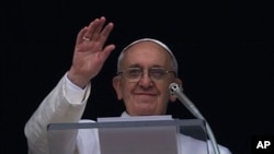 17일 성베드로 광장에 모인 군중에게 인사하는 프란치스코 교황 