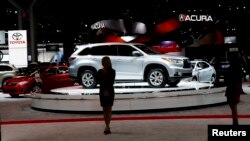 Para model berdiri di sekitar kendaraan yang dipamerkan dalam New York International Auto Show di New York City, 16 April 2014. 