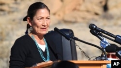 Menteri Dalam Negeri AS, Debra Ann Haaland (kanan), anggota suku Indian Pueblo Laguna (foto: dok). 