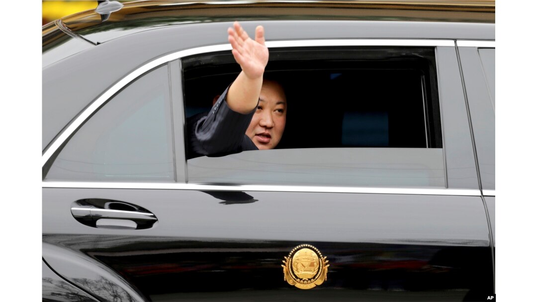 Kim Jong Un maše iz automobila nakon što je prethodnom vozom stigao u Vijetnam