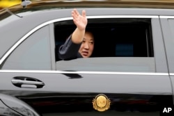김정은 북한 국무위원장이 26일 제2차 미북정상회담을 위해 중국과 접경지역인 베트남 랑선성 동당역으로 입국한 후, 전용차량으로 역을 떠나며 주민들을 향해 손을 흔들고 있다.