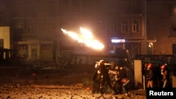 1月20日支持欧盟的抗议者在基辅向乌克兰防爆警察投掷燃烧瓶