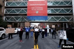 Медики протестують у Нью-Йорку, вимагаючи від федеральної та місцевої влади більше засобів захисту, 9 квітня 2020