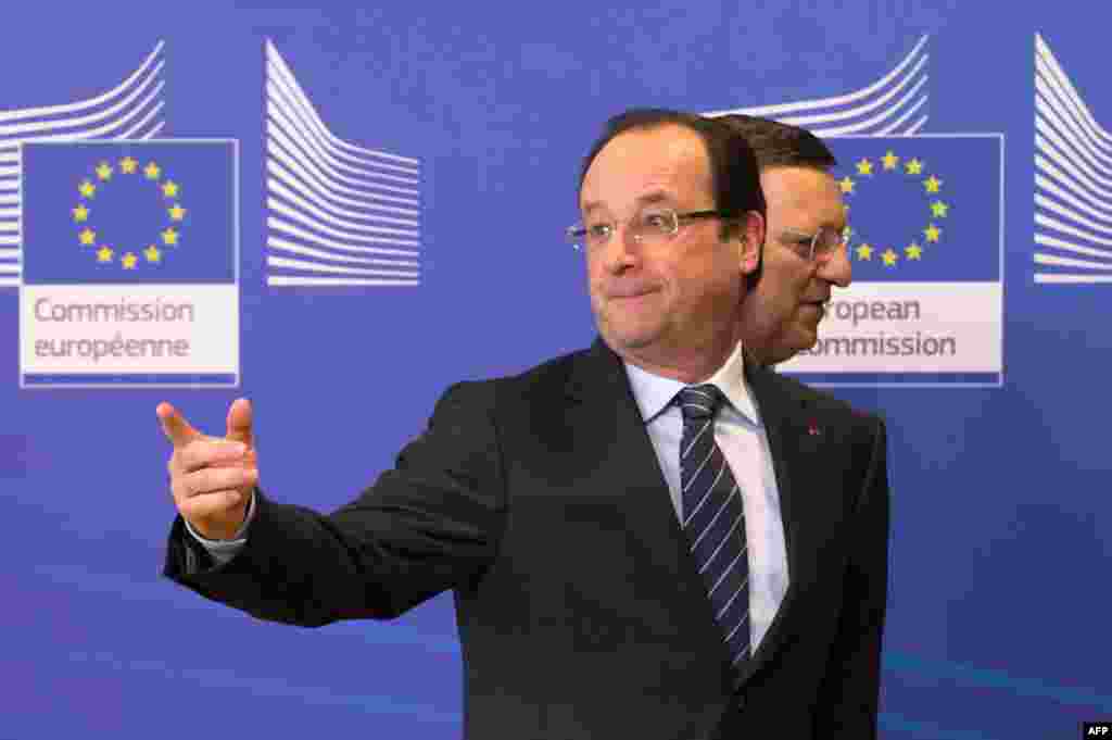 Tổng thống Ph&aacute;p Francois Hollande đến dự hội nghị c&aacute;c nước cấp viện cho Mali tổ chức tại trụ sở EU ở Brussels. Bị che khuất l&agrave; &ocirc;ng Jose Manuel Barroso, Chủ tịch Ủy hội ch&acirc;u &Acirc;u.