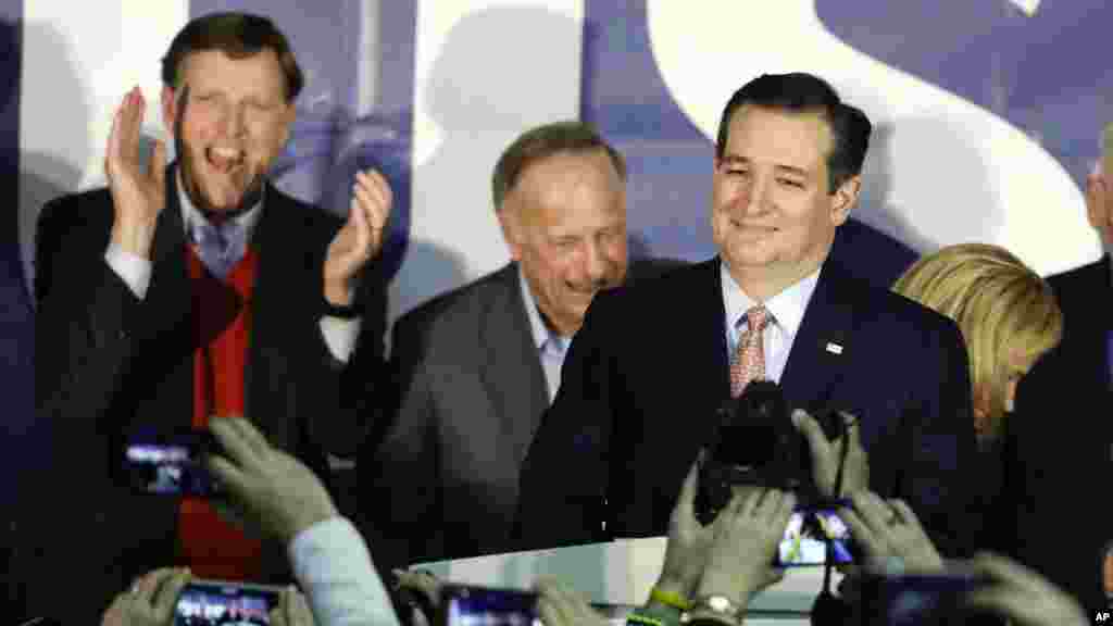 Candidat républicain pour la présidentielle, le Sénateur Ted Cruz du Texas, arrive pour un rassemblement de nuit pour les Caucus, à Des Moines, Iowa, 1er fevrier.