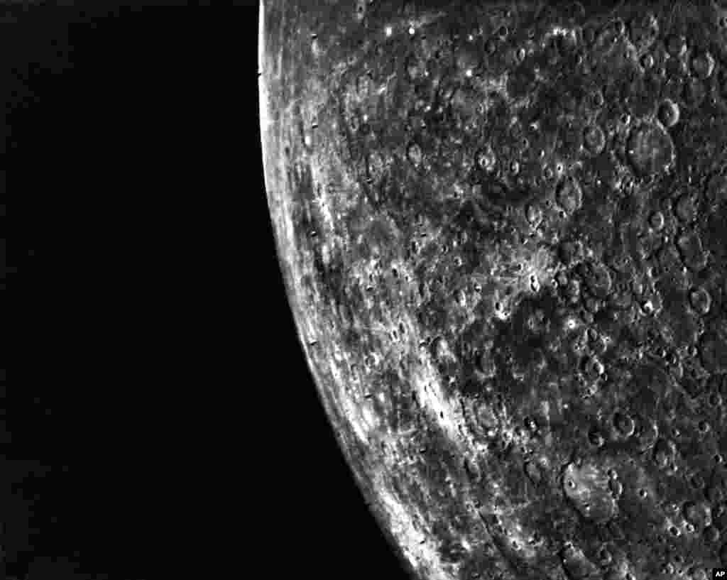 امروز در تاریخ: عکسی از جنوب غربی سیاره عطارد که در ۲۹ مارس ۱۹۷۴ توسط فضاپیمای &quot;مارینر ۱۰&quot; برداشته شده است.