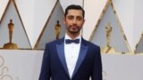 Aktor Riz Ahmed saat menghadiri ajang Oscar 2017 di California (dok: REUTERS/Mike Blake)