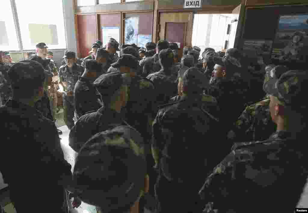 یوکرین کے فوجی اپنا ووٹ ڈالنے کے لیے قطار میں اپنی باری کا انتظار کر رہے ہیں۔