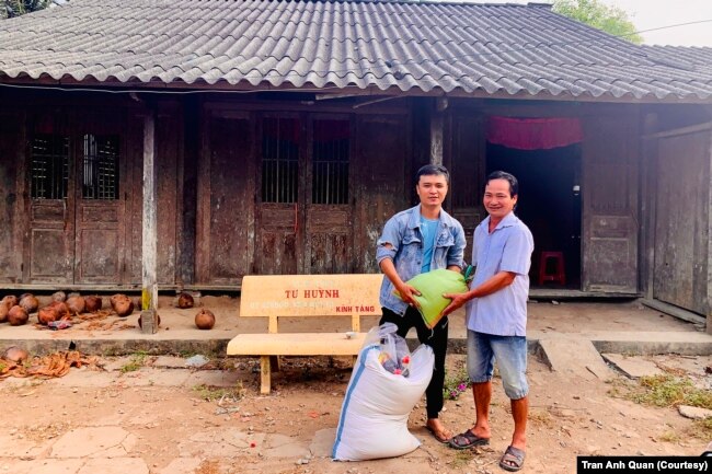 Anh Quân trao túi gạo cho một người dân ở Long An, ngày 11 tháng 4, 2020.