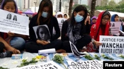 Jumiati (kedua kiri) sepupu dan Susiati (ketiga kiri), sahabat Sumarti Ningsih menghadiri doa bersama bagi dua perempuan Indonesia yang ditemukan tewas ditikam di sebuah apartemen mewah.