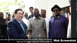 Phó Thủ tướng Vương Đình Huệ và ông Adams Oshiomhole, Chủ tịch đảng APC. Photo TTXVN.