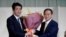 Thủ tướng Nhật Shinzo Abe chúc mừng ông Yoshihide Suga hôm 14/9/2020.