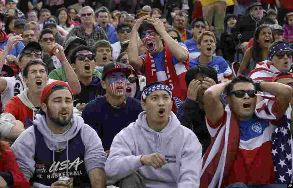 Cổ động viên Mỹ phản ứng khi xem trận đấu giữa Mỹ và Đức tại World Cup 2014 trong một buổi chiếu công cộng ở San Francisco. 