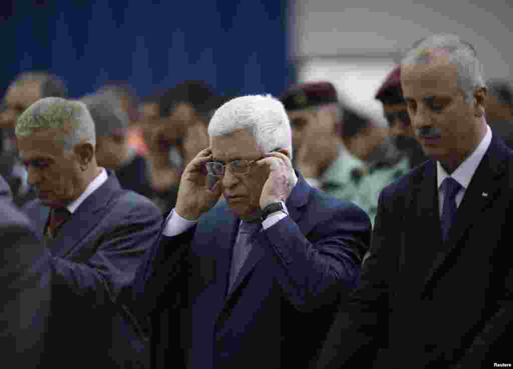 فلسطینی صدر محمود عباس مغربی کنارے کے شہر رملہ میں نماز ادا کر رہے ہیں۔
