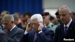 Presiden Palestina Mahmoud Abbas (tengah) menghadiri sholat Idul Fitri di Ramallah, Tepi Barat (8/8).