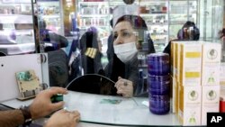 Un client dans une pharmacie du centre-ville de Téhéran, Iran, le 25 février 2020. (AP Photo/Ebrahim Noroozi)
