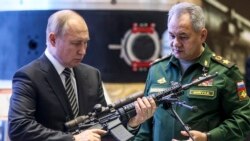 Presiden Rusia Vladimir Putin (kiri) dan Menteri Pertahanan Rusia Sergei Shoigu mengunjungi pameran militer di Moskow, Rusia, pada 21 Desember 2021. (Foto: AP)