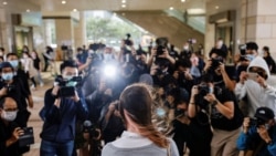 前香港眾志成員周庭2020年11月23日到達西九龍裁判法院時受到大批記者的追訪（路透社）