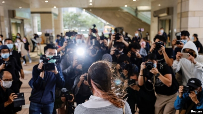前香港众志成员周庭2020年11月23日到达西九龙裁判法院时受到大批记者的追访（路透社）