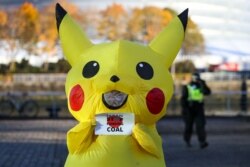 Seseorang mengenakan kostum karakter Pikachu, melakukan aksi protes pendanaan batu bara oleh Jepang, di dekat tempat Konferensi Perubahan Iklim PBB (COP26), di Glasgow, Skotlandia, Inggris, 4 November 2021.