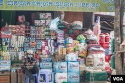 រូបឯកសារ៖ ស្ថានភាព​សង្គម​ និងសេដ្ឋកិច្ច​នៅក្នុងទីក្រុង​ភ្នំពេញ​បាន​ប៉ះពាល់ធ្ងន់ធ្ងរ​ក្នុងអំឡុង​នៃ​ការផ្ទុះ​ឆ្លង​ជំងឺកូវីដ​១៩ ក្នុង​សហគមន៍​ទ្រង់ទ្រាយ​ធំ​តាំងពី​ព្រឹត្តិការណ៍២០កុម្ភៈ ​រាជធានី​ភ្នំពេញ​ ​ថ្ងៃទី​២១ ខែ​មីនា​ ឆ្នាំ​២០២១។ (ខាន់ សុគុំមនោ/វីអូអេ)